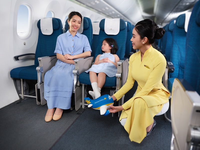 3. Đội ngũ nhân viên của hãng bay “bông sen vàng” được hành khách toàn cầu đánh giá cao bởi sự chuyên nghiệp, nhiệt huyết, thân thiện và chủ động
