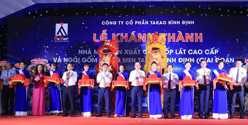 Đại biểu thực hiện nghi thức cắt băng khánh thành. Ảnh: Thùy Trang.