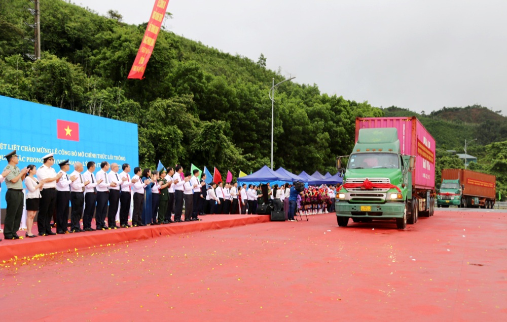 Những chuyến hàng xuất nhập khẩu đầu tiên qua lối thông quan Bắc Phong Sinh (Việt Nam) - Lý Hỏa (Trung Quốc). Ảnh: Báo Quảng Ninh