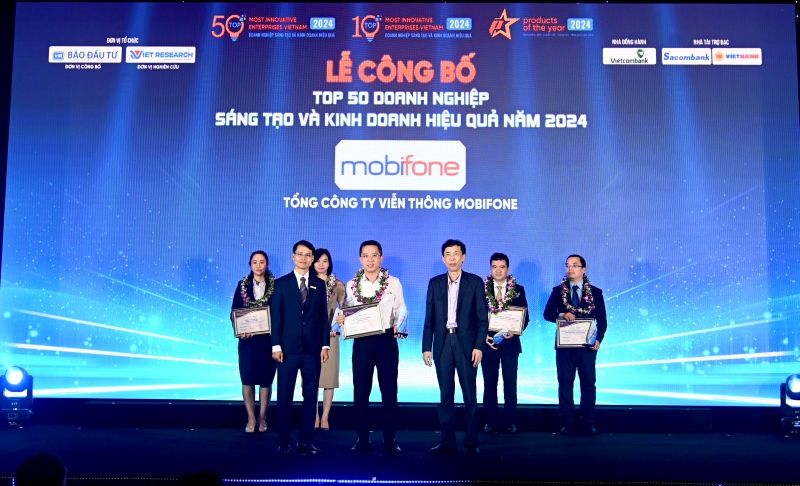 Đại diện MobiFone nhận vinh danh tại Lễ công bố.