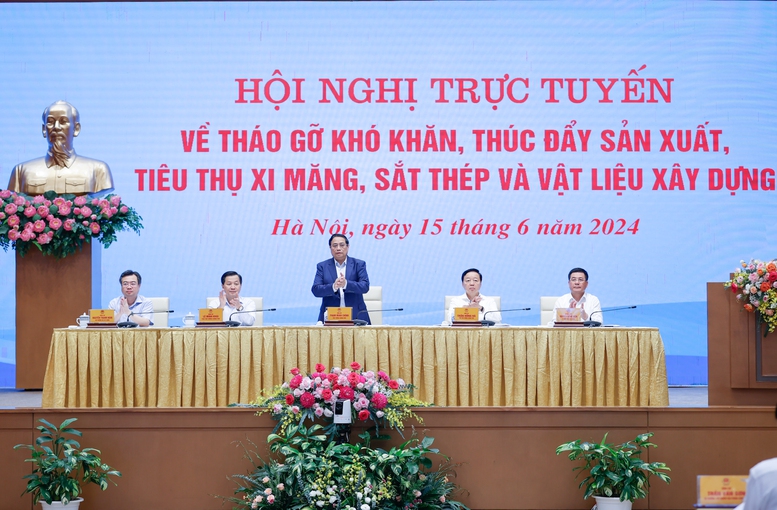 Thủ tướng chủ trì Hội nghị trực tuyến về tháo gỡ khó khăn, thúc đẩy sản xuất, tiêu thụ xi măng, sắt thép và vật liệu xây dựng. Ảnh: VGP/Nhật Bắc