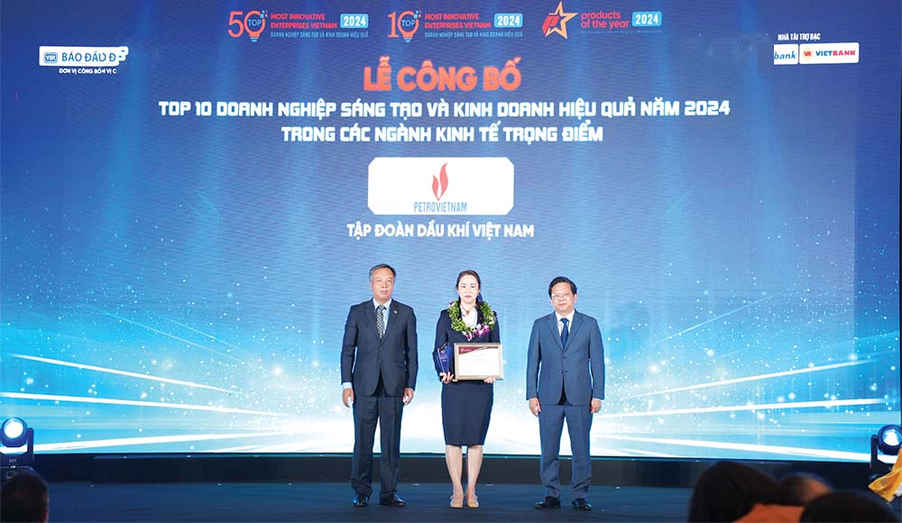 Bà Vũ Thị Thu Hương, Phó trưởng ban Truyền thông và Văn hóa doanh nghiệp, đại diện Petrovietnam nhận vinh danh Top 10 doanh nghiệp sáng tạo và kinh doanh hiệu quả Việt Nam trong các ngành kinh tế trọng điểm năm 2024