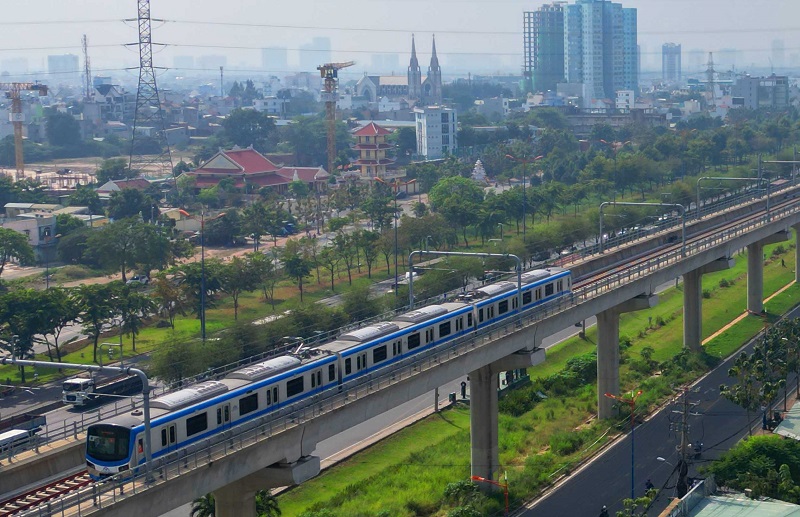 Đoàn tàu metro số 1 (Bến Thành - Suối Tiên) trong một lần chạy thử.