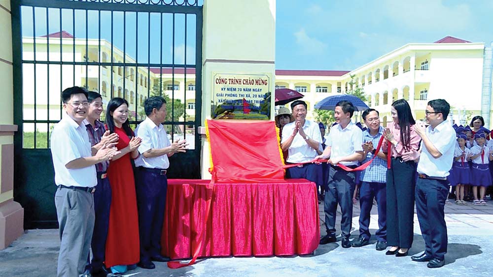 Ông Hoàng Văn Thành, Bí thư Thành ủy, Chủ tịch HĐND TP. Thái Bình cùng lãnh đạo Thành phố gắn biển công trình Trường tiểu học Phúc Khánh