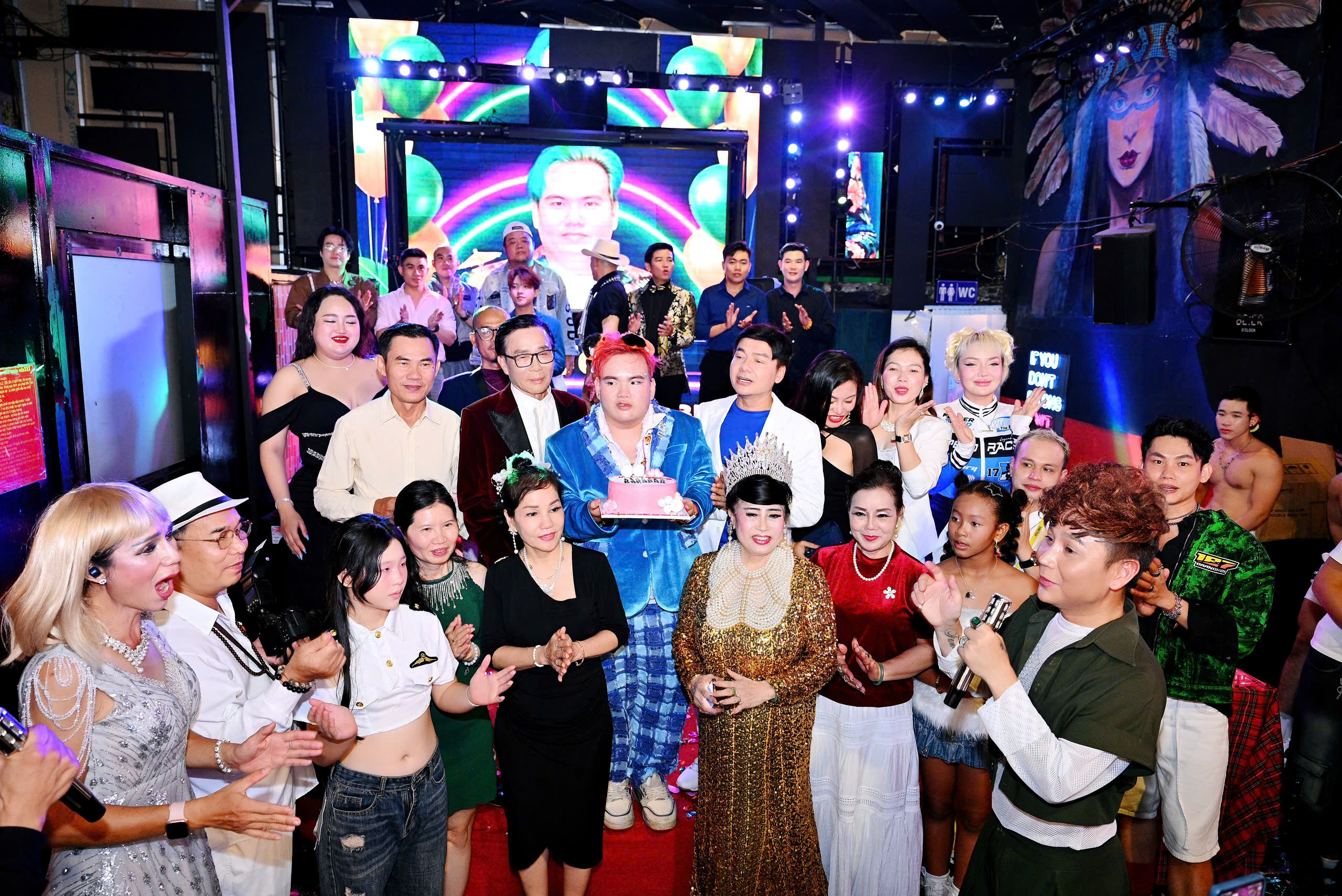 Dàn sao hát, nhảy tưng bừng đón sinh nhất bầu show quốc tế Happy Poli Dàn sao hát, nhảy tưng bừng đón sinh nhất bầu show quốc tế Happy Poli