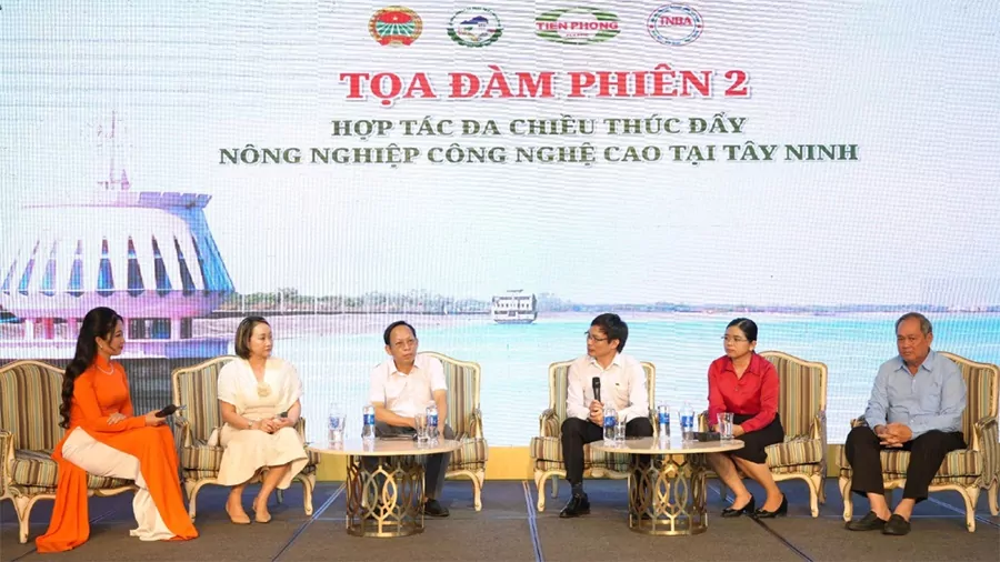 Ông Trần Nhật Ninh, Phó Tổng giám đốc Công ty Nhựa Tiền Phong (thứ 3 từ phải sang) chia sẻ những giải pháp mới trong nông nghiệp thông qua những sản phẩm của Nhựa Tiền Phong