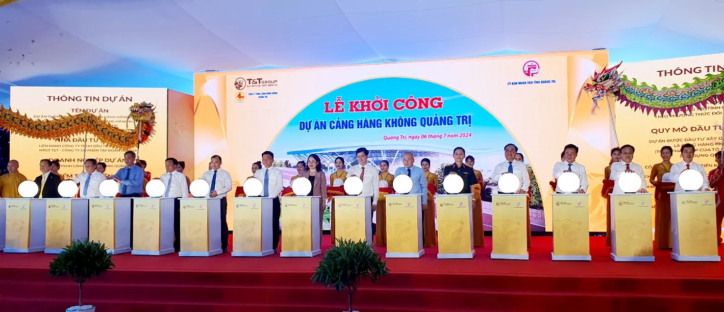 Các đại biểu nhấn nút khởi công Dự án Cảng hàng không Quảng Trị.