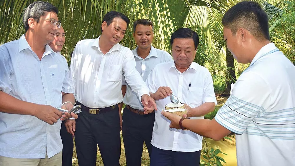 Bộ trưởng Bộ Nông nghiệp và Phát triển nông thôn Lê Minh Hoan và lãnh đạo tỉnh Trà Vinh khảo sát mô hình doanh nghiệp trồng dừa sáp nuôi cấy phôi cho hiệu quả kinh tế cao tại Trà Vinh