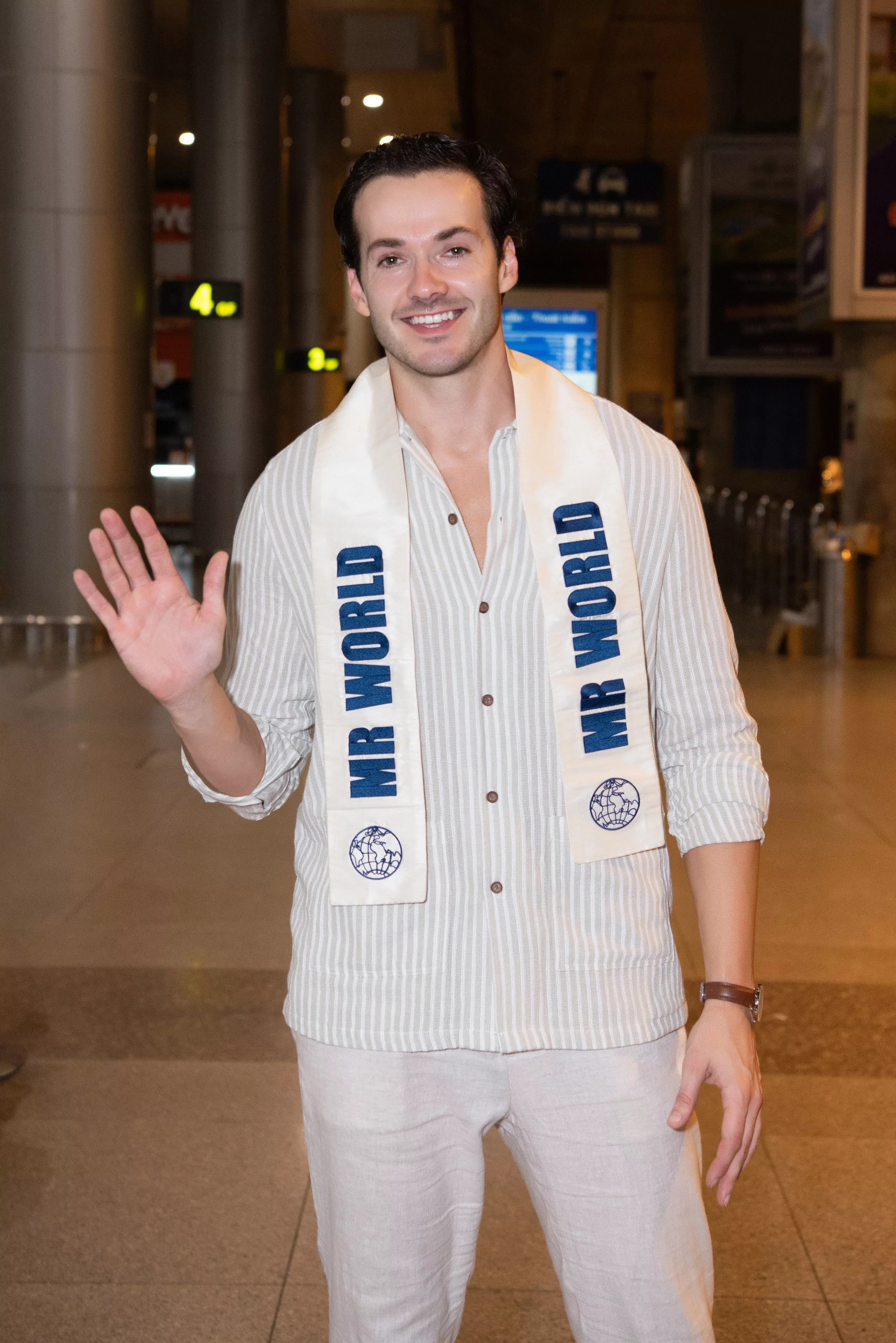 Đương kim Mr World - Jack Heslewood có chỉ số IQ 181 đã đến Việt Nam- Ảnh 1. Đương kim Mr World - Jack Heslewood có chỉ số IQ 181 đã đến Việt Nam- Ảnh 1.