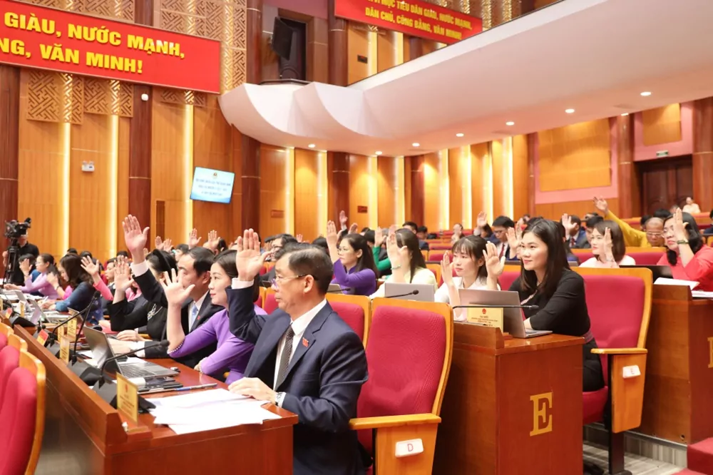 Đại biểu HĐND tỉnh biểu quyết thông qua các Nghị quyết tại kỳ họp. Ảnh: Đỗ Phương