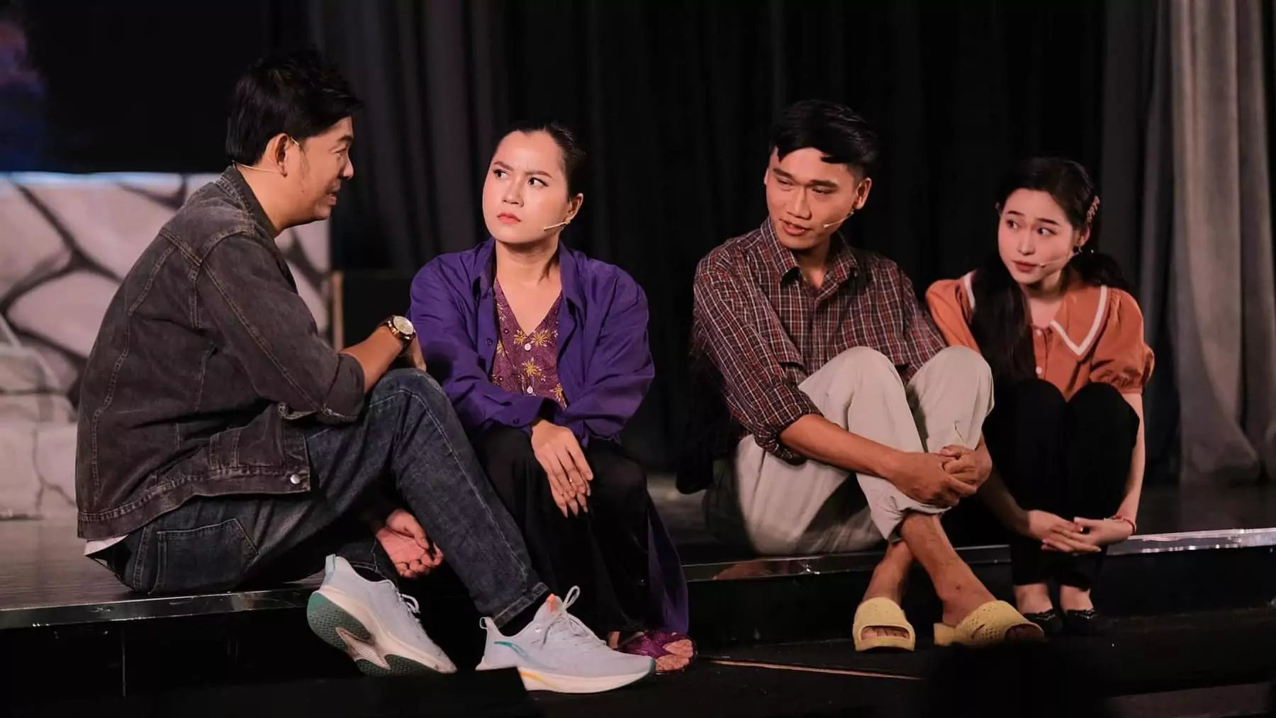 Lâm Vỹ Dạ kể lại thời ôm con 3 tháng tuổi chạy show Tết- Ảnh 2. Lâm Vỹ Dạ kể lại thời ôm con 3 tháng tuổi chạy show Tết- Ảnh 2.