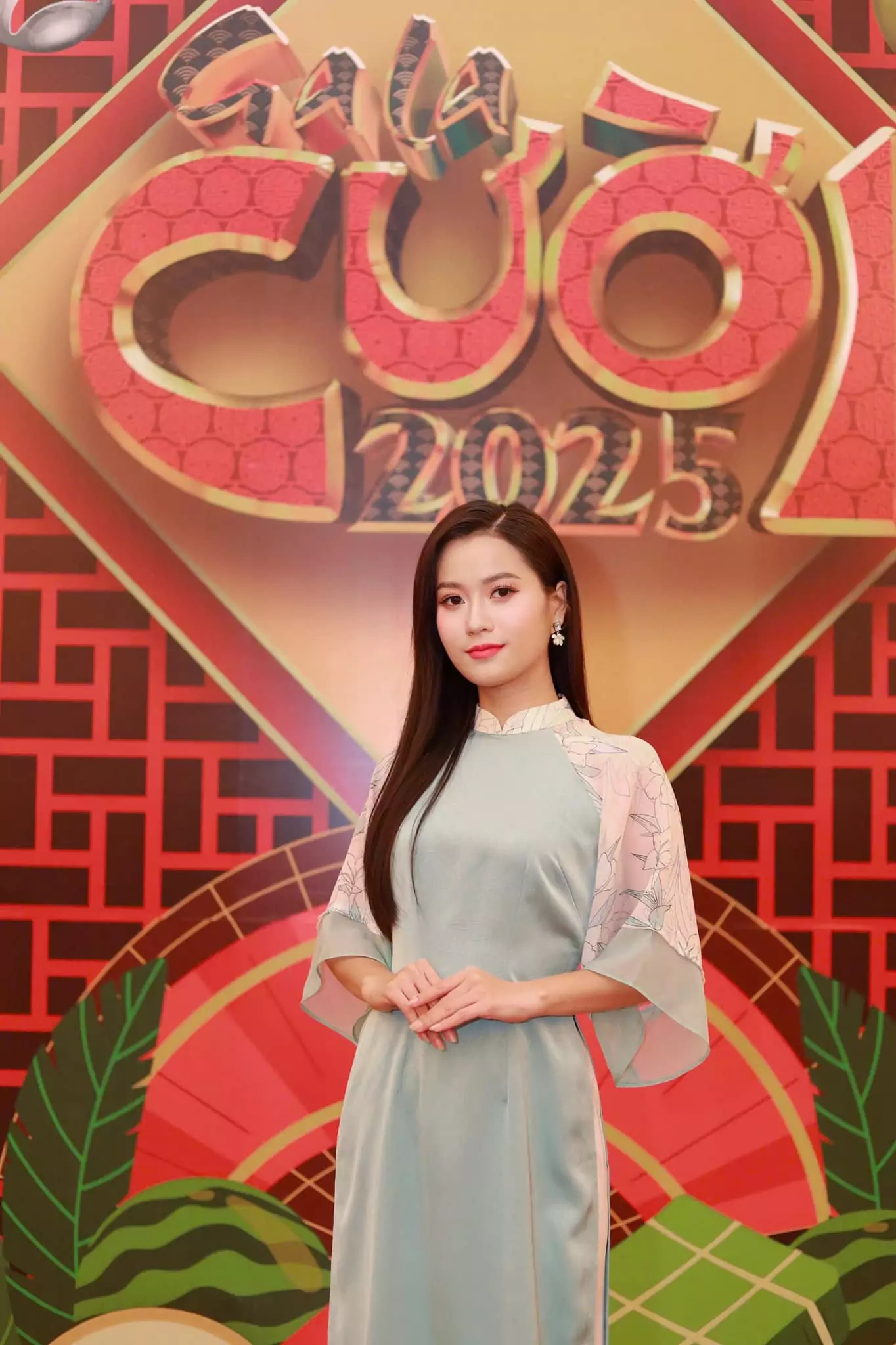 Lâm Vỹ Dạ kể lại thời ôm con 3 tháng tuổi chạy show Tết- Ảnh 1. Lâm Vỹ Dạ kể lại thời ôm con 3 tháng tuổi chạy show Tết- Ảnh 1.