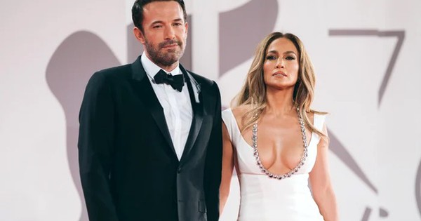 Jennifer Lopez đeo nhẫn cưới “xua tan” tin đồn ly hôn Ben Affleck