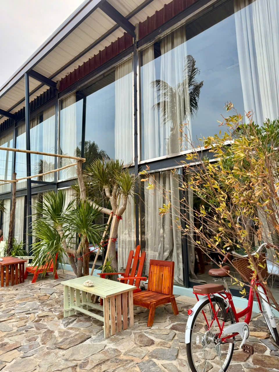 Rock Bay nghe sóng biển thì thầm dưới hiên nhà, tận hưởng không gian thư giản yên bình.
