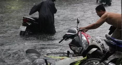 Honda Việt Nam kiểm tra và thay dầu miễn phí cho xe máy bị hỏng do mưa lũ