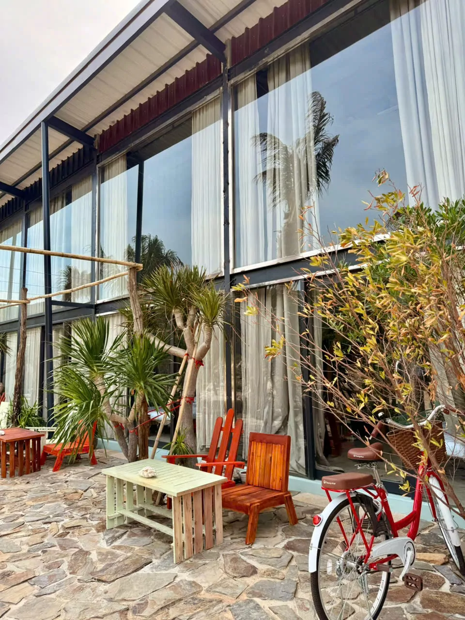 Rock Bay nghe sóng biển thì thầm dưới hiên nhà, tận hưởng không gian thư giản yên bình.