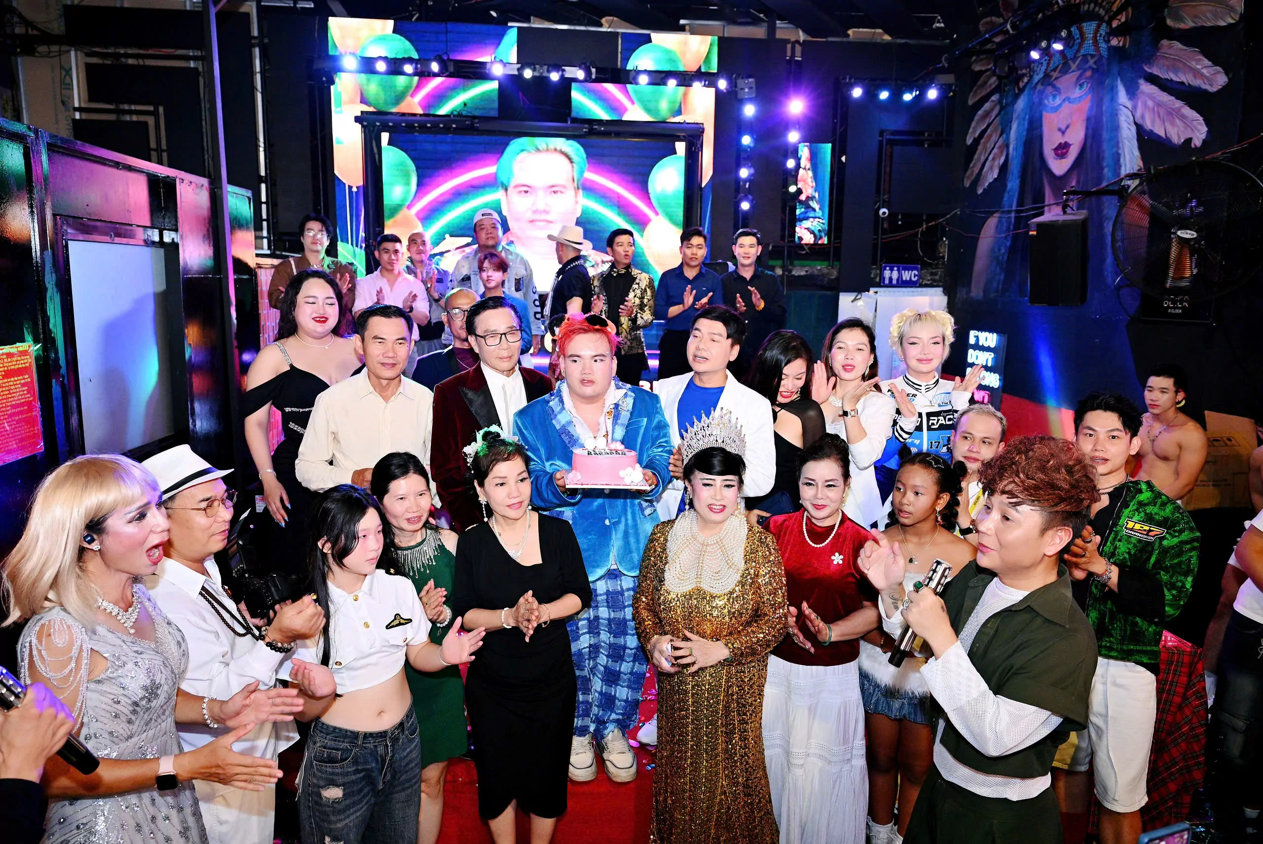 Dàn sao hát, nhảy tưng bừng đón sinh nhất bầu show quốc tế Happy Poli